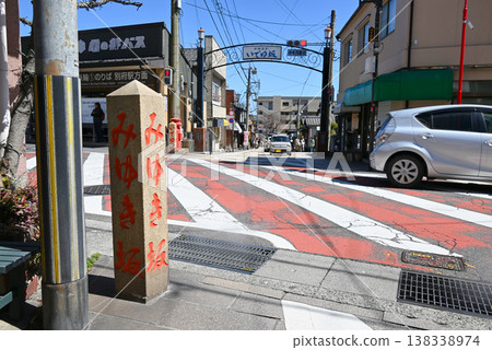 [Beppu City, Oita Prefecture] Intersection of Ideyu-zaka and Miyuki-zaka: Tourist information stone pillar and archway 138338974