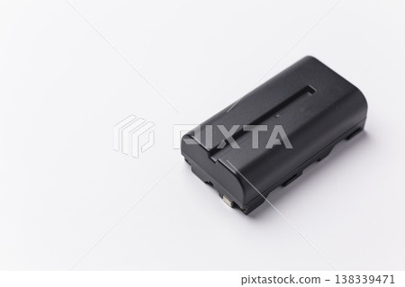 數位設備(如相機)的電池(白色背景) 數位設備(如相機)的電池(白色背景) 138339471