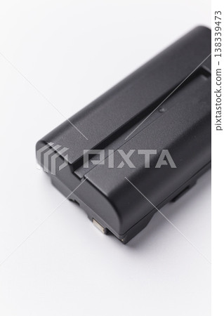 數位設備(如相機)的電池(白色背景) 數位設備(如相機)的電池(白色背景) 138339473