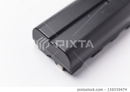 數位設備（如相機）的電池（白色背景） 138339474