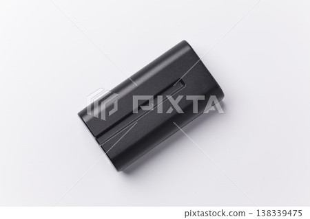 數位設備(如相機)的電池(白色背景) 數位設備(如相機)的電池(白色背景) 138339475