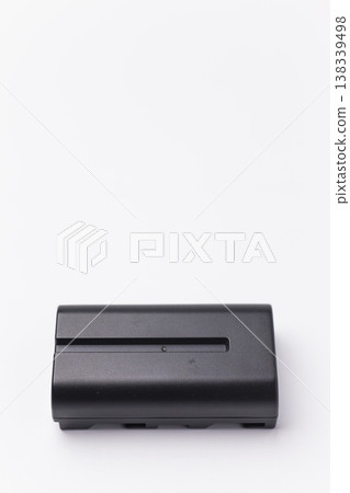數位設備(如相機)的電池(白色背景) 數位設備(如相機)的電池(白色背景) 138339498