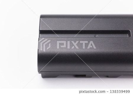 數位設備(如相機)的電池(白色背景) 數位設備(如相機)的電池(白色背景) 138339499