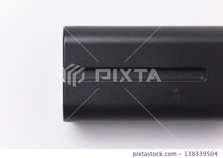 數位設備(如相機)的電池(白色背景) 數位設備(如相機)的電池(白色背景) 138339504