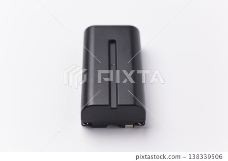 數位設備(如相機)的電池(白色背景) 數位設備(如相機)的電池(白色背景) 138339506