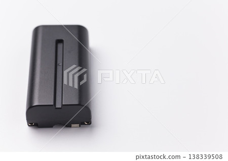 數位設備（如相機）的電池（白色背景） 138339508