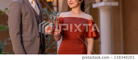 一對身著正裝的情侶舉杯香檳慶祝（包辦婚姻、相親、約會）。 138340201
