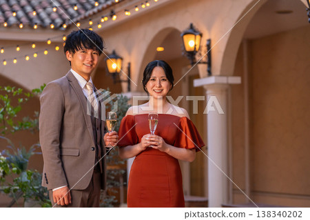 一對身著正裝的夫婦舉杯香檳慶祝。 138340202