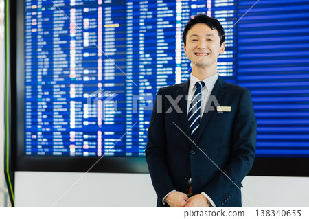 男性機場地勤人員正在提供指引。 (照片由關西國際機場(KIX)提供) 男性機場地勤人員正在提供指引。 (照片由關西國際機場(KIX)提供) 138340655