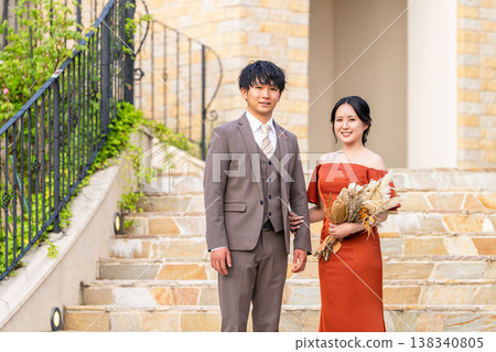 婚禮場地教堂階梯上的新郎新娘（新娘、婚禮、婚宴） 138340805