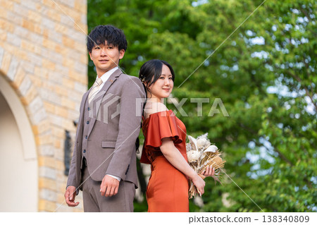 婚禮教堂裡的一對新人（新娘、婚禮、婚宴） 138340809