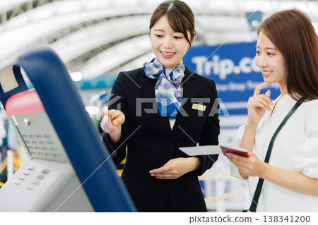 機場地勤女性工作人員正在講解自助報到流程。 (圖片由關西國際機場(KIX)提供) 機場地勤女性工作人員正在講解自助報到流程。 (圖片由關西國際機場(KIX)提供) 138341200
