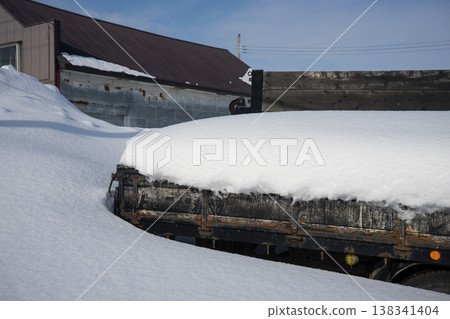 一輛舊卡車被埋在雪裡 一輛舊卡車被埋在雪裡 138341404
