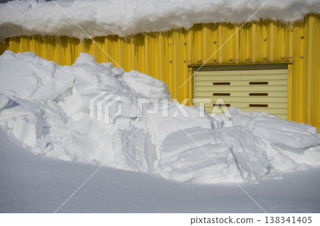 黃色的倉庫和飄落的雪 黃色的倉庫和飄落的雪 138341405