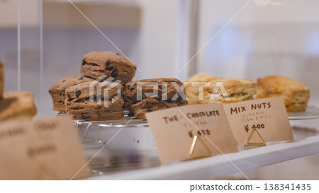 櫥窗裡擺放著烤餅;咖啡館裡販售的烘焙食品。 櫥窗裡擺放著烤餅;咖啡館裡販售的烘焙食品。 138341435