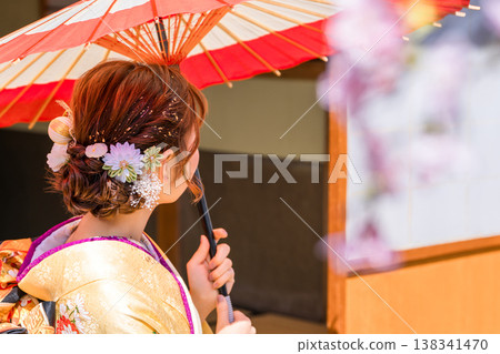 適合穿著和服、振袖等正式服裝的女性的髮型設計。 適合穿著和服、振袖等正式服裝的女性的髮型設計。 138341470