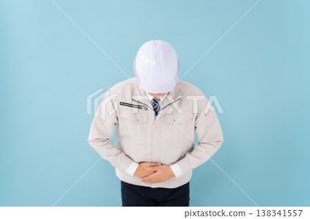 身穿工作服的男子鞠躬 138341557