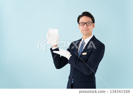 戴著白手套、手持計算機的男子 138341589