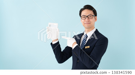 戴著白手套、手持計算機的男子 138341590