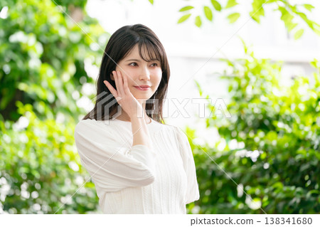 新鮮的綠植、女人、美 138341680
