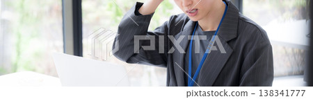 年輕員工因工作壓力而面臨的各種問題和困境的商業場景(匿名) 年輕員工因工作壓力而面臨的各種問題和困境的商業場景(匿名) 138341777