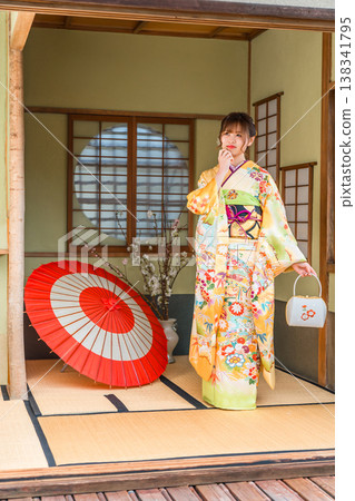 一位身穿振袖和服的日本年輕女子在日式房間（成年禮、20歲生日慶祝活動） 138341795