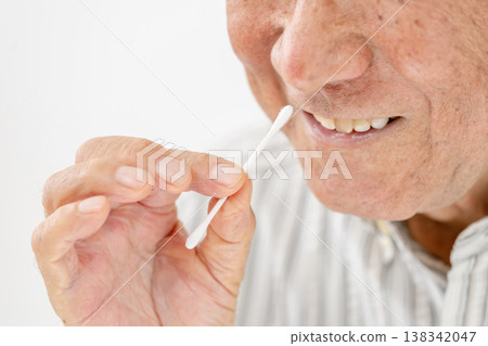 老年男性：鼻腔沖洗 138342047