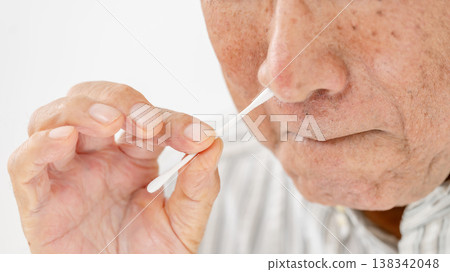 Senior man: Nasal irrigation 138342048
