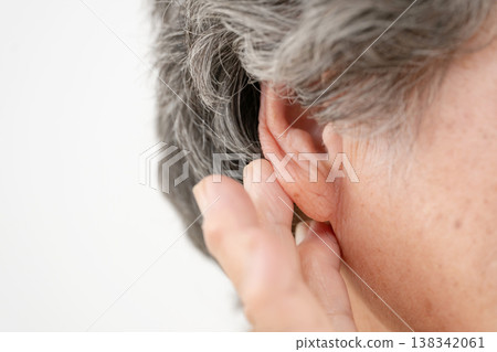老婦人摸著耳朵 138342061