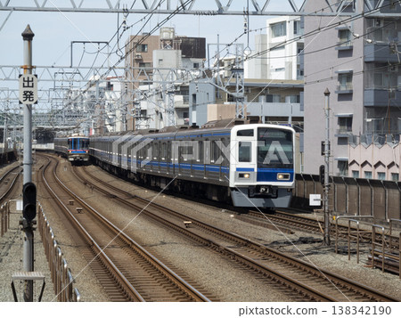 A train running near Musashi-Kosugi Station on the Tokyu Toyoko Line. A train running near Musashi-Kosugi Station on the Tokyu Toyoko Line. 138342190