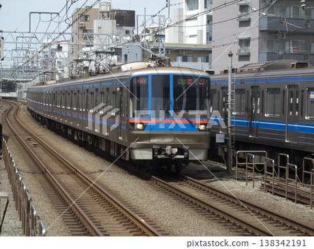 東急東橫線武藏小杉站附近行駛的列車。 東急東橫線武藏小杉站附近行駛的列車。 138342191