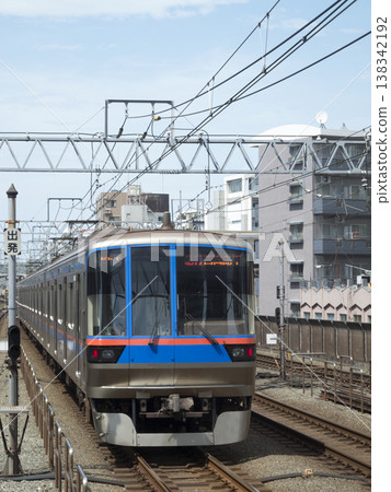 東急東橫線武藏小杉站附近行駛的列車。 東急東橫線武藏小杉站附近行駛的列車。 138342192