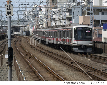 東急東橫線武藏小杉站附近行駛的列車。 138342194