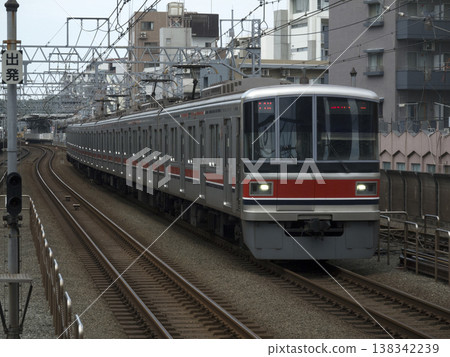 A train running near Musashi-Kosugi Station on the Tokyu Toyoko Line. 138342239