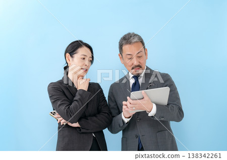 Business conversation between men and women - astonishing Business conversation between men and women - astonishing 138342261