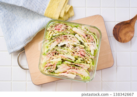 分層蒸煮的五花肉和高麗菜,是一道用玻璃容器烹調的冬季家常菜。 分層蒸煮的五花肉和高麗菜,是一道用玻璃容器烹調的冬季家常菜。 138342667