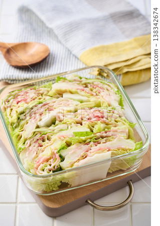 分層蒸煮的五花肉和高麗菜,是一道用玻璃容器烹調的冬季家常菜。 分層蒸煮的五花肉和高麗菜,是一道用玻璃容器烹調的冬季家常菜。 138342674