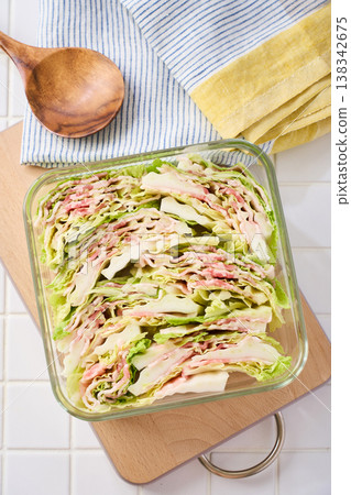 分層蒸煮的五花肉和高麗菜,是一道用玻璃容器烹調的冬季家常菜。 分層蒸煮的五花肉和高麗菜,是一道用玻璃容器烹調的冬季家常菜。 138342675