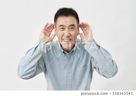 白色背景上的男子正在認真聆聽 138343543