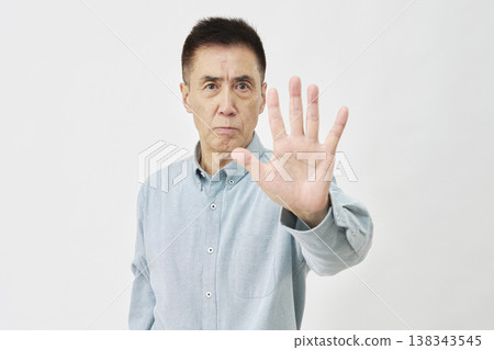 一名男子停在白色背景上 138343545