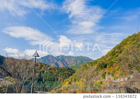Autumn foliage around Nagashima Dam in Kawane Town (Shizuoka Prefecture) 138343872