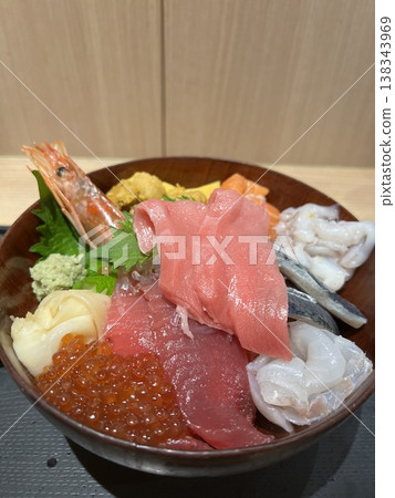 Kanagawa Prefecture: A delicious seafood rice bowl with generous portions. 138343969