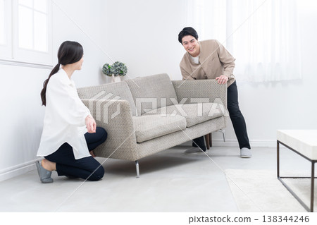 一對夫婦在搬家過程中搬運家具 138344246