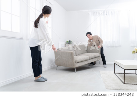 一對夫婦在搬家過程中搬運家具 138344248