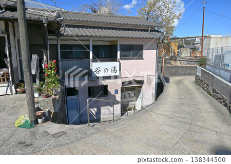 [大分縣別府市] 神輪溫泉「谷之湯」的外景及山坡景色。 138344500