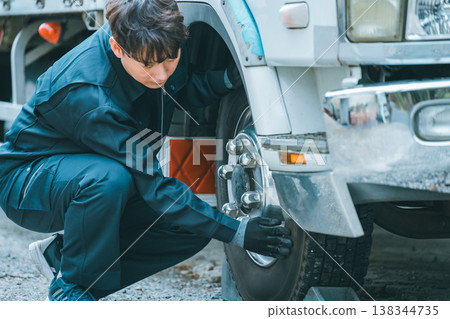 檢查卡車輪胎和輪轂的外觀 檢查卡車輪胎和輪轂的外觀 138344735