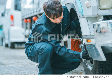 Checking the appearance of truck tires and wheels Checking the appearance of truck tires and wheels 138344736