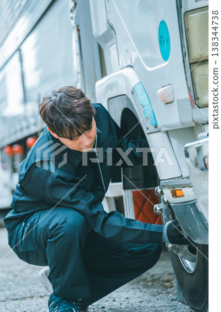 檢查卡車輪胎和輪轂的外觀 檢查卡車輪胎和輪轂的外觀 138344738