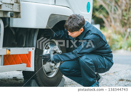 檢查卡車輪胎和輪轂的外觀 檢查卡車輪胎和輪轂的外觀 138344743