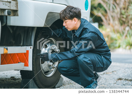 檢查卡車輪胎和輪轂的外觀 檢查卡車輪胎和輪轂的外觀 138344744